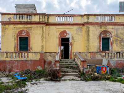 Si tratta comunque di un edificio abbandonato da tempo con un vialetto di accesso ricolmo di rifiuti ed elettrodomestici 